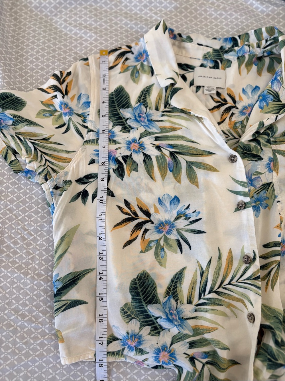 Medium American Eagle Cream Cropped Tropical Tie Front Button Up Top - Picture 12 of 16